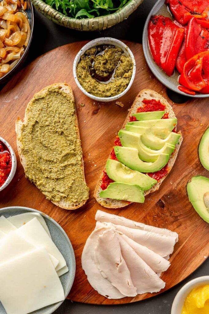 Avokado, Hindi Füme ve Pestolu Panini: Hızlı ve Lezzetli Bir Lezzet Şöleni